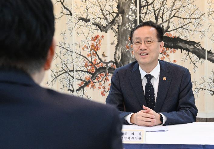 이형일 부총리, 연구기관장간담회 주재

이형일 부총리 겸 재정경제부 장관이 10월 2일 서울 종로구 정부서울청사에서 열린 연구기관장간담회를 주재, 모두발언을 하고 있다.
