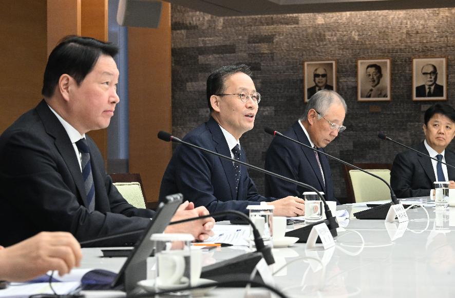 이형일 부총리, 경제6단체장 간담회 겸 기업혁신지원 민관협의체

이형일 부총리 겸 재정경제부 장관이 10월 7일 서울 중구 대한상공회의소에서 열린 '경제6단체장 간담회 겸 기업혁신지원 민관협의체'를 참석,

- 회의 시작에 앞서 최태원 대한상의 회장과 면담하고 있다.
- 하기위해 회의장에 입장하고 있다.
- 회의 시작에 앞서 참석자들과 기념사진을 찍고 있다.
- 모두발언을 하고 있다.





