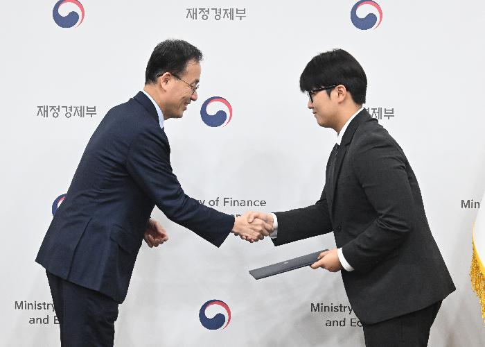 이형일 부총리, 민생플러스 생활비 경감 정책 아이디어 공모전 시상식