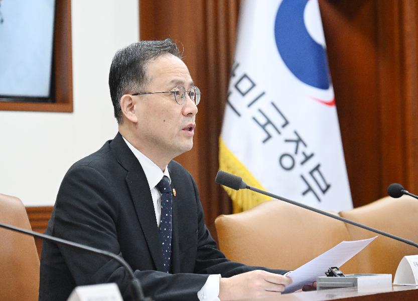 이형일 부총리, 제274차 대외경제장관회의 주재


이형일 부총리 겸 재정경제부 장관이 10월 12일 서울 종로구 정부서울청사에서 열린 '제274차 대외경제장관회의'를 주재, 모두발언을 하고 있다.


