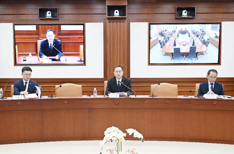이형일 부총리, 공급망안정화위원회 주재


이형일 부총리 겸 재정경제부 장관이 10월 12일 서울 종로구 정부서울청사에서 열린 공급망안정화위원회를 주재, 모두발언을 하고 있다.





