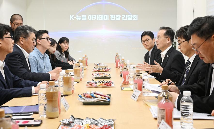 이형일 부총리, K-뉴딜 아카데미 현장방문 및 간담회

이형일 부총리 겸 재정경제부 장관이 10월 12일 오후 K-뉴딜 아카데미 청년 인제육성 현황을 점검하고자 서울 마포구 한화 내일 아카데미를 방문,

- 교육현장을 참관하며 관계자의 설명을 듣고 있다.
- 연구원 등 유관기관, 전문가 및 교육생들과의 간담회에서 인사말과 함께 대화를 하고 있다.
- 연구원 등 유관기관, 전문가 및 교육생들과의 간담회 후 기념사진을 찍고 있다.
- 인근 카페에서 '교육생과의 대화'를 하고 있다.




