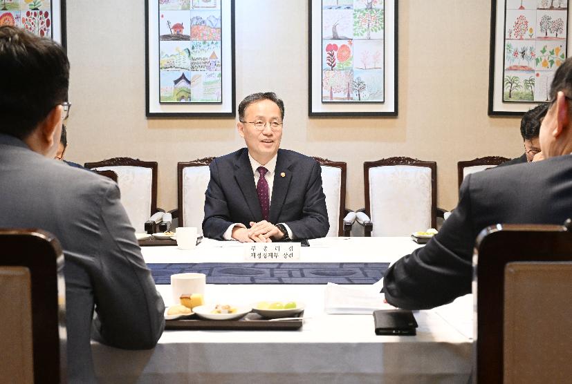 이형일 부총리, 통상 전문가 간담회 주재


이형일 부총리 겸 재정경제부 장관이 10월 14일 서울 종로구 정부서울청사에서 열린 통상 전문가 간담회를 주재하고 있다.


