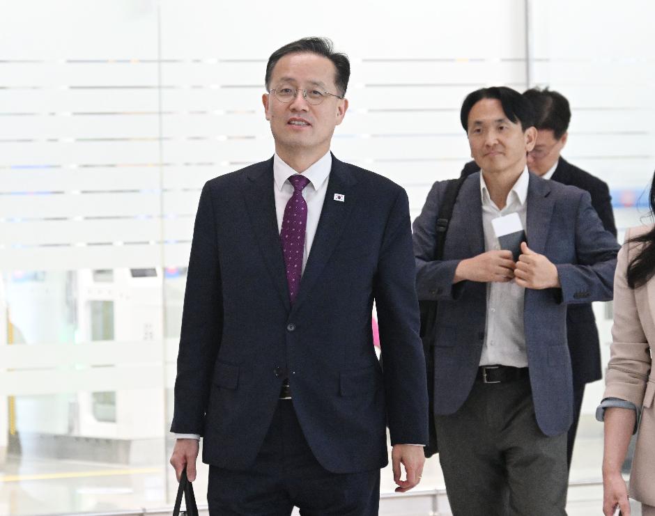 이형일 부총리, 국제통화기금(IMF)/세계은행(WB) 연차총회 및 주요 20개국(G20), 주요 7개국(G7) 재무장관회의 참석 출국


이형일 부총리 겸 재정경제부 장관이 10월 14일 국제통화기금(IMF)/세계은행(WB) 연차총회 및  주요 20개국(G20) 재무장관.중앙은행 총재 회의, 주요 7개국(G7) 재무장관.중앙은행 총재 회의에 참석하기 위해 인천공항을 통해 태국 방콕으로 출국하고 있다.

