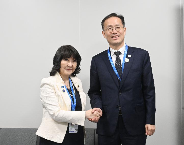 이형일 부총리, 가타야마 사쓰키 일본 재무장관 면담

국제통화기금(IMF)/세계은행(WB) 연차총회 및  주요 20개국(G20) 재무장관.중앙은행 총재 회의, 주요 7개국(G7) 재무장관.중앙은행 총재 회의 참석차 태국 방콕을 방문중인 이형일 부총리 겸 재정경제부 장관이 10월 15일(현지시간) 퀸시리낏 컨벤션센터(QSNCC)에서 가타야마 사쓰키 일본 재무장관과

- 면담에 앞서 악수하며 인사를 하고 있다.
- 면담에 앞서 악수하며 기념사진을 찍고 있다.
- 면담을 하고 있다.

