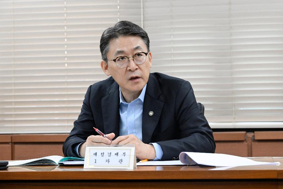권대영 차관, 26년 제11차 일자리 전담반(TF) 주재


권대영 재정경제부 차관이 10월 16일 정부서울청사에서 열린 '26년 제11차 일자리 전담반(TF)'을 주재, 모두발언을 하고 있다.
