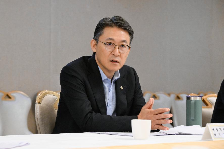 권대영 차관, 시장상황점검회의 주재


권대영 재정경제부 차관이 10월 16일 정부서울청사에서 열린 '시장상황점검회의'를 주재, 모두발언을 하고 있다.
 
