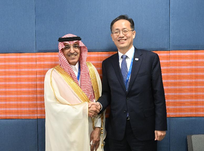 이형일 부총리, 모하메드 빈 압둘라 알-자단 사우디 재무장관 면담

국제통화기금(IMF)/세계은행(WB) 연차총회 및  주요 20개국(G20) 재무장관.중앙은행 총재 회의, 주요 7개국(G7) 재무장관.중앙은행 총재 회의 참석차 태국 방콕을 방문중인 이형일 부총리 겸 재정경제부 장관이 10월 16일(현지시간) 퀸시리낏 컨벤션센터(QSNCC)에서 모하메드 빈 압둘라 알-자단 사우디 재무장관과

- 면담에 앞서 악수하며 기념사진을 찍고 있다.
- 면담을 하고 있다.

