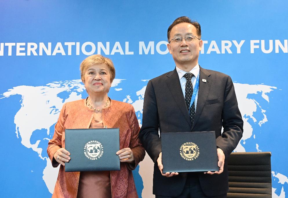 이형일 부총리, 크리스탈리나 게오르기에바 국제통화기금(IMF) 총재 면담 및 의향서 서명식

국제통화기금(IMF)/세계은행(WB) 연차총회 및  주요 20개국(G20) 재무장관.중앙은행 총재 회의, 주요 7개국(G7) 재무장관.중앙은행 총재 회의 참석차 태국 방콕을 방문중인 이형일 부총리 겸 재정경제부 장관이 10월 17일(현지시간) 퀸시리낏 컨벤션센터(QSNCC)에서 크리스탈리나 게오르기에바 국제통화기금(IMF) 총재와

- 면담을 하기위해 회의장에 입장하고 있다.
- 면담을 하고 있다.
- 글로벌 AI허브 및 역량개발 파트너쉽 지속 의향서에 서명하고 있다.
- 글로벌 AI허브 및 역량개발 파트너쉽 지속 의향서에 서명하고 기념사진을 찍고 있다.
- 글로벌 AI허브 및 역량개발 파트너쉽 지속 의향서에 서명 후 악수하며 인사하고 있다.
- 글로벌 AI허브 및 역량개발 파트너쉽 지속 의향서에 서명 후 발언을 하고 있다.
