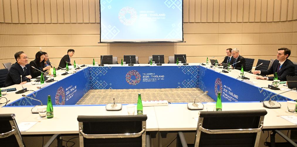 이형일 부총리, 댄 카츠 국제통화기금(IMF) 수석부총재 면담

국제통화기금(IMF)/세계은행(WB) 연차총회 및  주요 20개국(G20) 재무장관.중앙은행 총재 회의, 주요 7개국(G7) 재무장관.중앙은행 총재 회의 참석차 태국 방콕을 방문중인 이형일 부총리 겸 재정경제부 장관이 10월 17일(현지시간) 퀸시리낏 컨벤션센터(QSNCC)에서 댄 카츠 국제통화기금(IMF) 수석부총재와

- 면담에 앞서 악수하며 인사를 하고 있다.
- 면담하기 위해 회의장에 입장하고 있다.
- 면담을 하고 있다.
