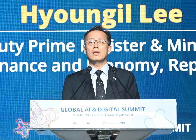 이형일 부총리, 세계은행 글로벌 AI.디지털 서밋 축사

이형일 부총리 겸 재정경제부 장관이 10월 20일 그랜드 하얏트 서울호텔에서 열린 '세계은행 글로벌 AI.디지털 서밋' 행사에 참석,

- 행사 시작에 앞서 전시부스를 순회하며 관계자의 설명을 듣고 있다.
- 행사 시작에 앞서 아제이 방가 세계은행 총재와 전시부스에서 관계자의 설명을 듣고 있다.
- 행사 시작에 앞서 아제이 방가 세계은행 총재를 비롯 참석자들과 기념사진을 찍고 있다.
- 축사를 하고 있다.
