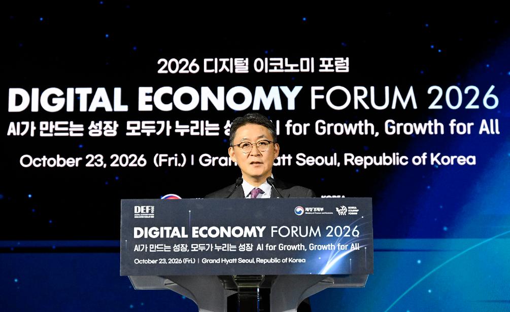 권대영 차관, 2026년 디지털 이코노미 포럼 개최


권대영 재정경제부 차관이 10월 23일 서울 용산구 그랜드 하얏트 서울에서 열린 '2026년 디지털 이코노미 포럼'을 개최, 개최사를 하고 있다.

