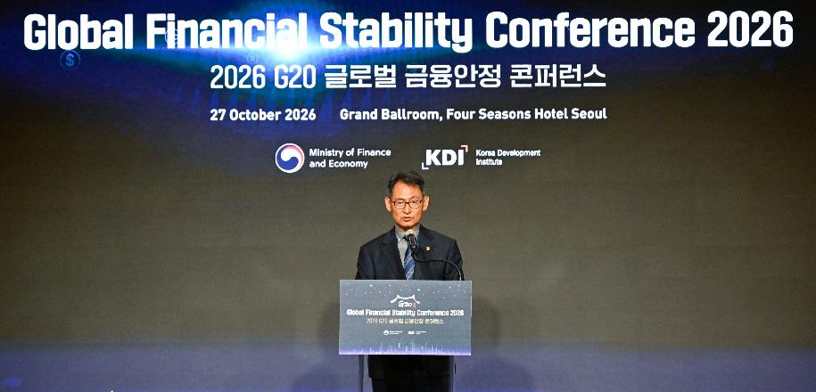 허장 차관, 2026 G20 글로벌 금융안정 컨퍼런스 개최



허장 재정경제부 차관이 10월 27일 서울 종로구 포시즌스 호텔에서 열린 '2026 G20 글로벌 금융안정 컨퍼런스'를 개최, 개최사를 하고 있다.
