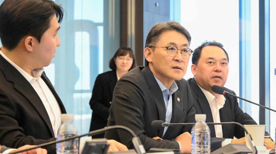 권대영 차관, 청년 현장 방문 및 간담회



권대영 재정경제부 차관이 10월 27일 서울 마포구 SVC Seoul 현장에 방문, 간담회를 주재하고 있다.


