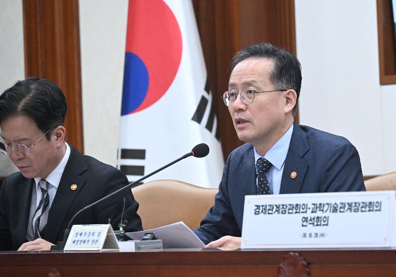 이형일 부총리, 경제관계장관회의-과학기술관계장관회의 연석회의

이형일 부총리 겸 재정경제부 장관이 10월 28일 배경훈 과기부총리와 함께 서울 종로구 정부서울청사에서 열린 '경제관계장관회의-과학기술관계장관회의' 연석회의를 주재, 모두발언을 하고 있다.




