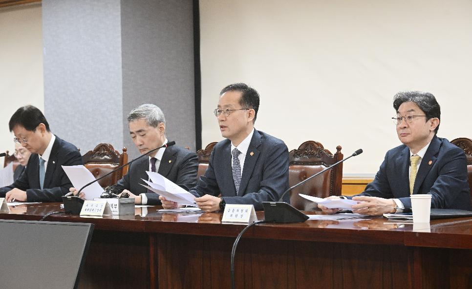 이형일 부총리, 확대거시경제금융회의


이형일 부총리 겸 재정경제부 장관이 10월 29일 서울 중구 은행연합회에서 열린 확대 거시경제금융회의를 참석,

- 하기 위해 회의장에 입장하고 있다.
- 회의 시작에 앞서 기념사진을 찍고 있다.
- 모두발언을 하고 있다.