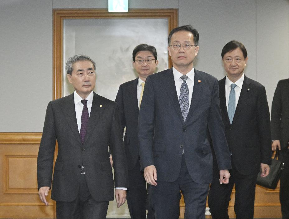 이형일 부총리, 확대거시경제금융회의
