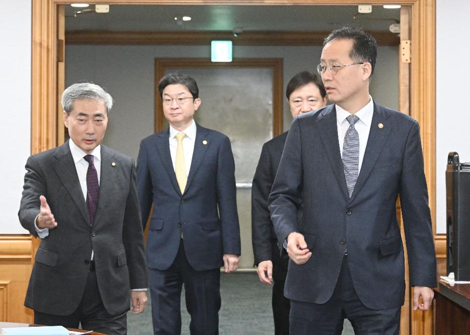 이형일 부총리, 확대거시경제금융회의