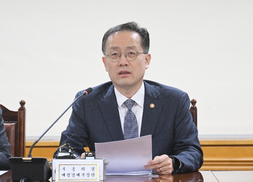 이형일 부총리, 확대거시경제금융회의