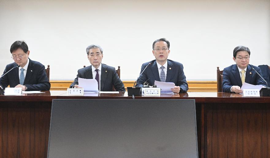 이형일 부총리, 확대거시경제금융회의