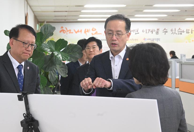이형일 부총리, 서민금융 현장방문 및 정책 간담회