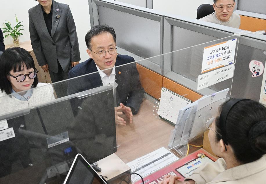 이형일 부총리, 서민금융 현장방문 및 정책 간담회
