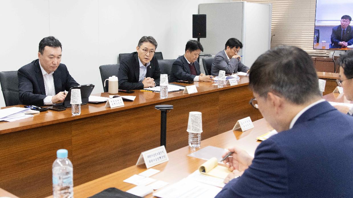 권대영 차관, 주요 국책과제 이행점검 TF 주재



권대영 재정경제부 차관이 10월 30일 서울 종로구 정부서울청사에서 열린 '주요 국책과제 이행점검 TF'를 주재, 모두발언을 하고 있다.



